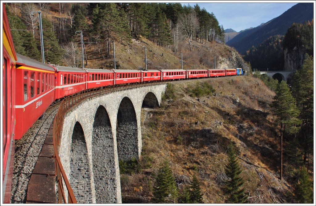 RE1129 mit Ge 4/4 III 652  Lenzerheide/Valbella Vaz-Obervaz  auf dem Schmittentobelviadukt bevor es über das Landwasserviadukt Richtung Filisur geht. (16.11.2015)