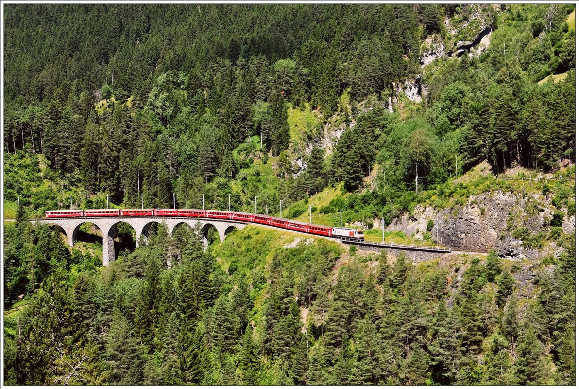 RE1129 mit Ge 4/4 III 641  Maienfeld  auf dem Schmittentobelviadukt (16.07.2016)