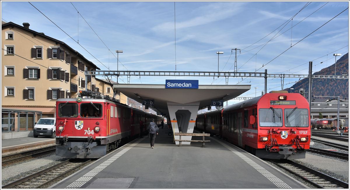 RE1129 nach St.Moritz mit Ge 6/6 II 704  Davos  und R1931 nach Pontresina mit Steuerwagen 1757 tauschen Fahrgäste in Samedan. (02.11.2016)