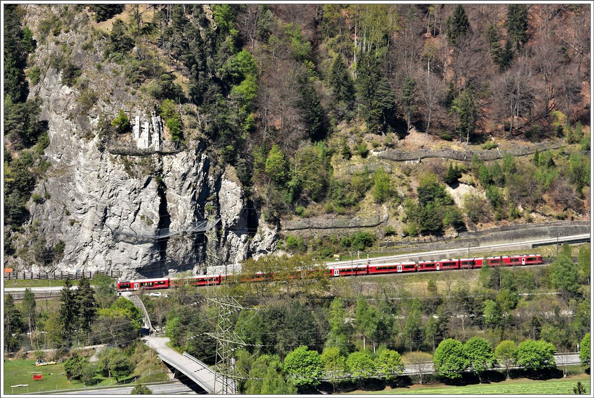 RE1132 mit einem Allegra ABe 8/12 und neuen AGZ-Wagen bei der Station Rothenbrunnen. (30.04.2017)