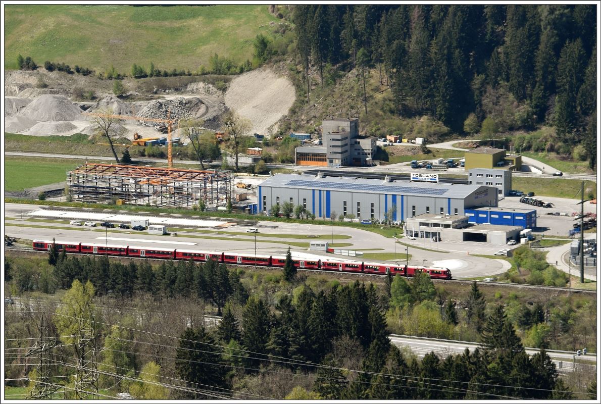 RE1132 mit einem Allegra ABe 8/12 und neuen AGZ-Wagen zwischen Rodels-Realta und Rothenbrunnen. (30.04.2017)