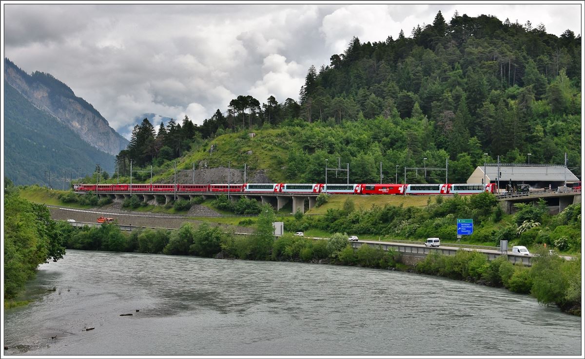 RE1132/GEX905 mit Ge 4/4 III 646  Sta-Maria/Val Müstair  am Rhein bei Reichenau-Tamins. (14.06.2016)
