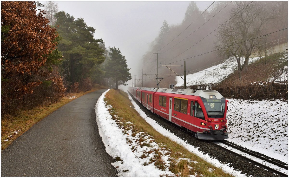 RE1133 mit ABe 8/12 3501 zwischen Reichenau-Tamins und Bonaduz. (21.12.2016)