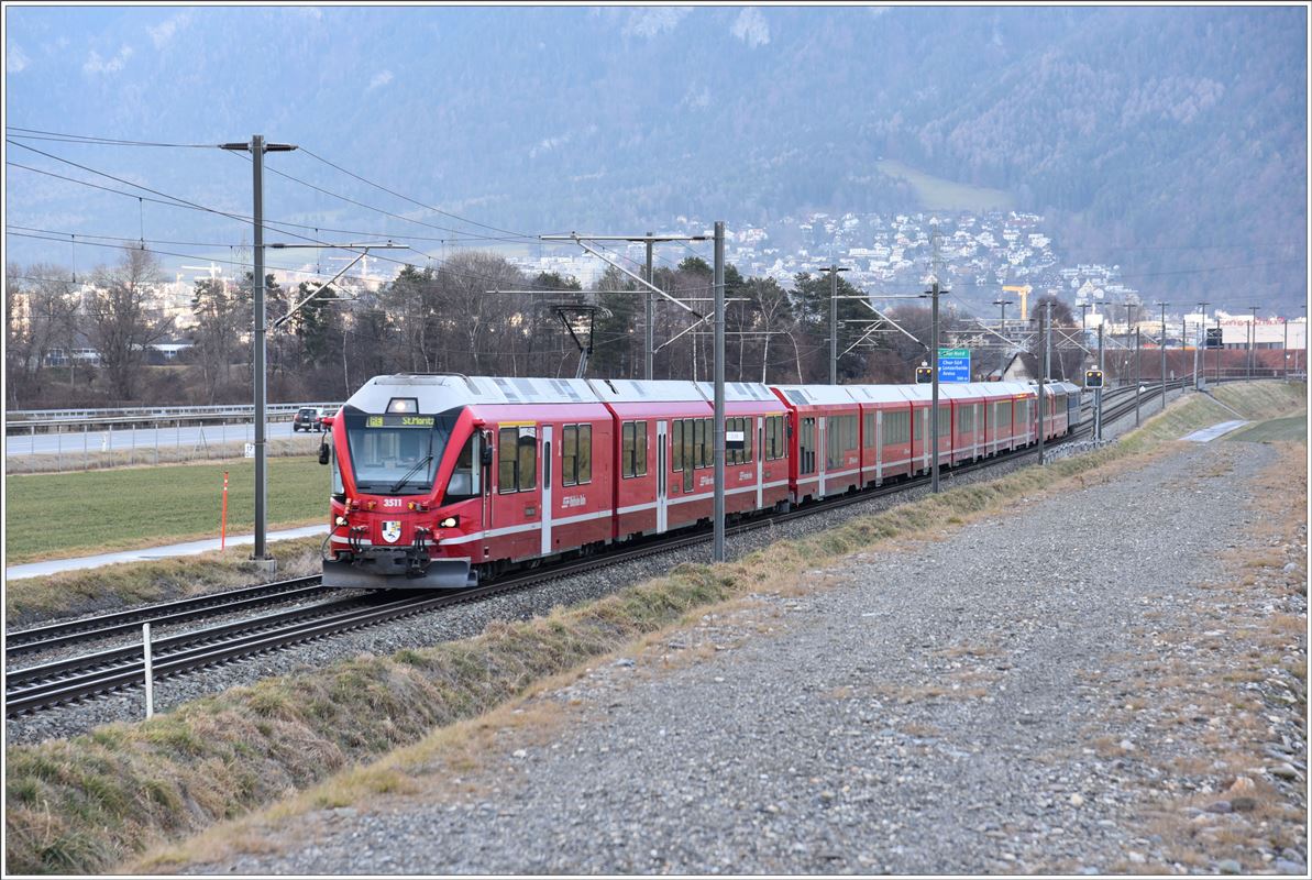 RE1133 mit ABe 8/12 3511 mit Alvra Gliederzug + 2 Pano + WR bei Felsberg. (26.12.2016)