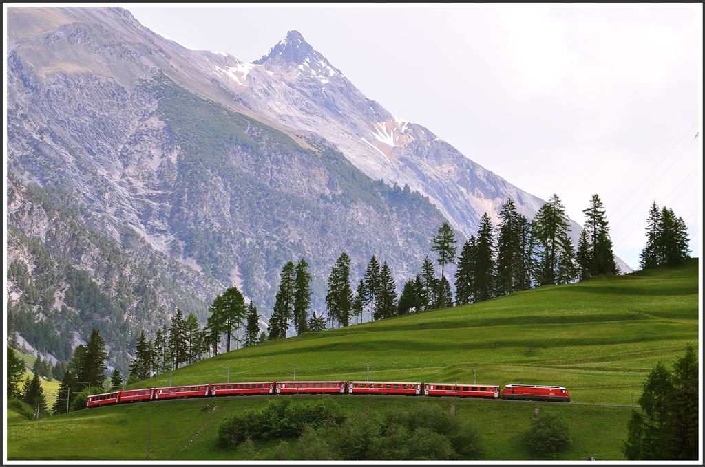 RE1136 mit Ge 4/4 III 648  Susch   oberhalb von Bergün. (04.06.2015)