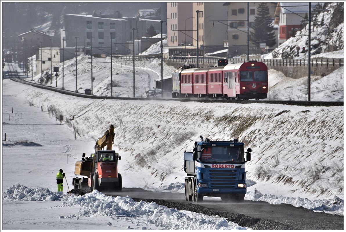RE1136 nach Tiefencastel mit der Ge 4/4 II 611  Landquart  zwischen Samedan und Bever. Wegen der baubedingten Streckensperre zwischen Tiefencastel und Thusis verkehren kurze Pendelzüge auf der Albulastrecke. (15.11.2017)