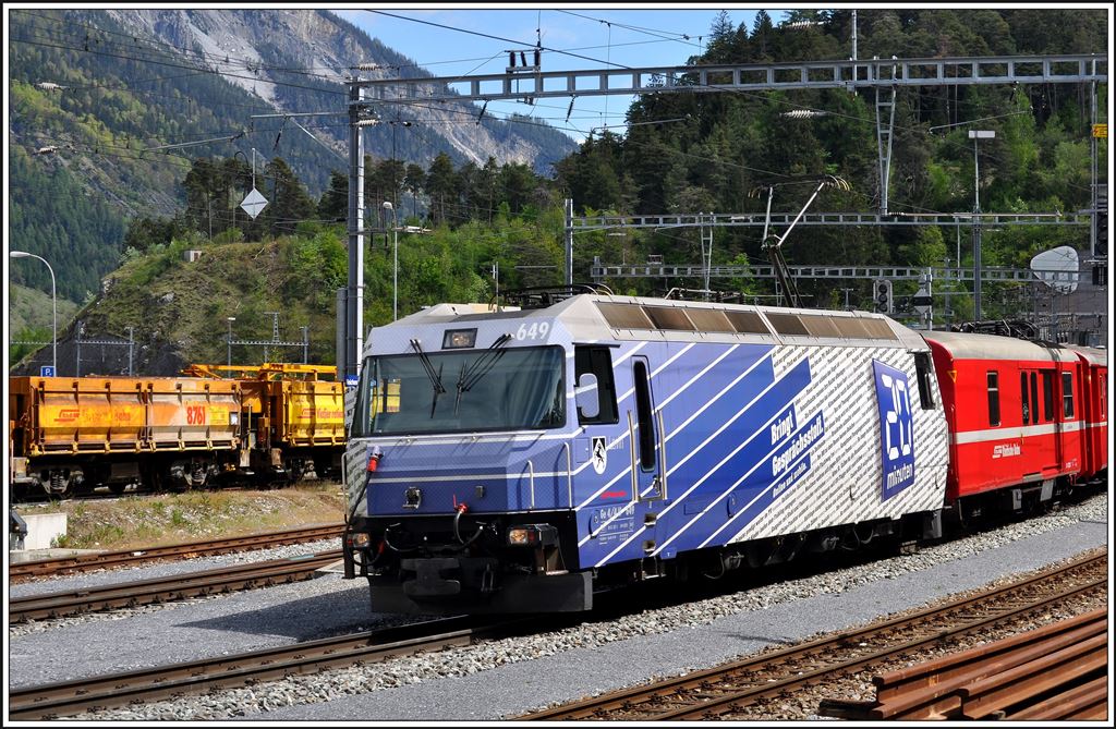 RE1137 mit Ge 4/4 III 649  Susch  in Reichenau-Tamins. (01.05.2014)