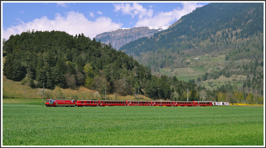 RE1137 mit der Ge 4/4 III 651  Fideris  vor dem Gletscherhügel Bot Danis bei Bonaduz. (23.04.2015)