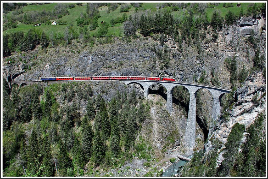 RE1137 mit Ge 4/4 III 651  Fideris  auf dem Landwasservi9adukt bei Filisur. (10.05.2015)