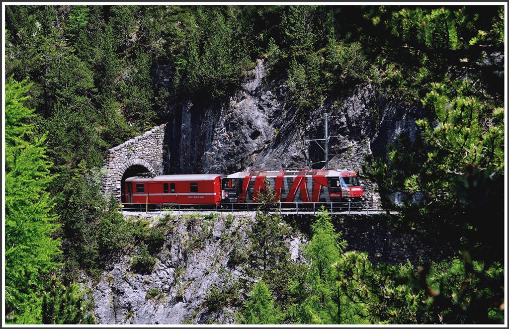 RE1137 mit der Ge 4/4 III 642  Breil/Brigels  beim Verlassen der Fuegna Galerie bei Muot. (04.06.2015)