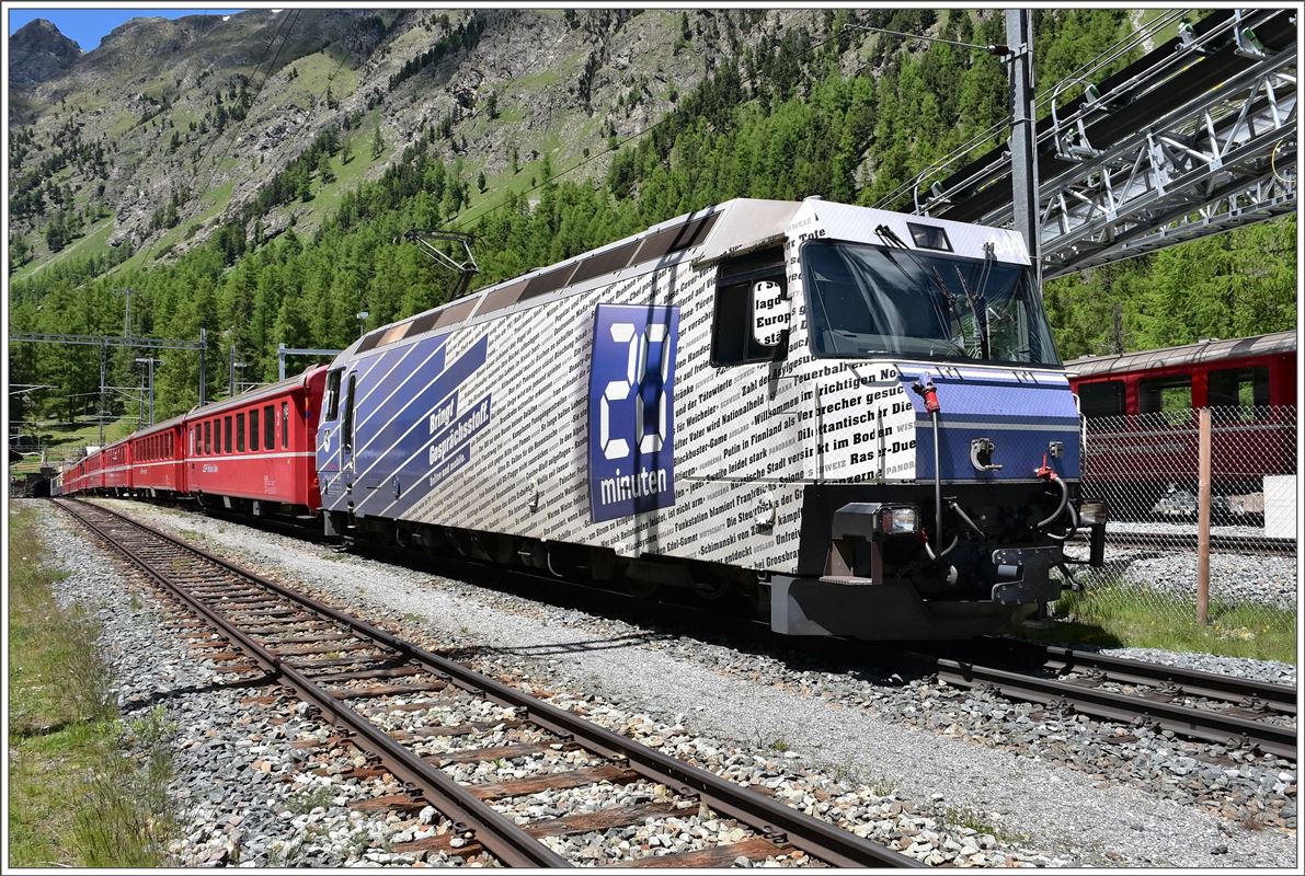 RE1137 mit der Ge 4/4 III 649  Lavin  in Spinas. (22.06.2016)