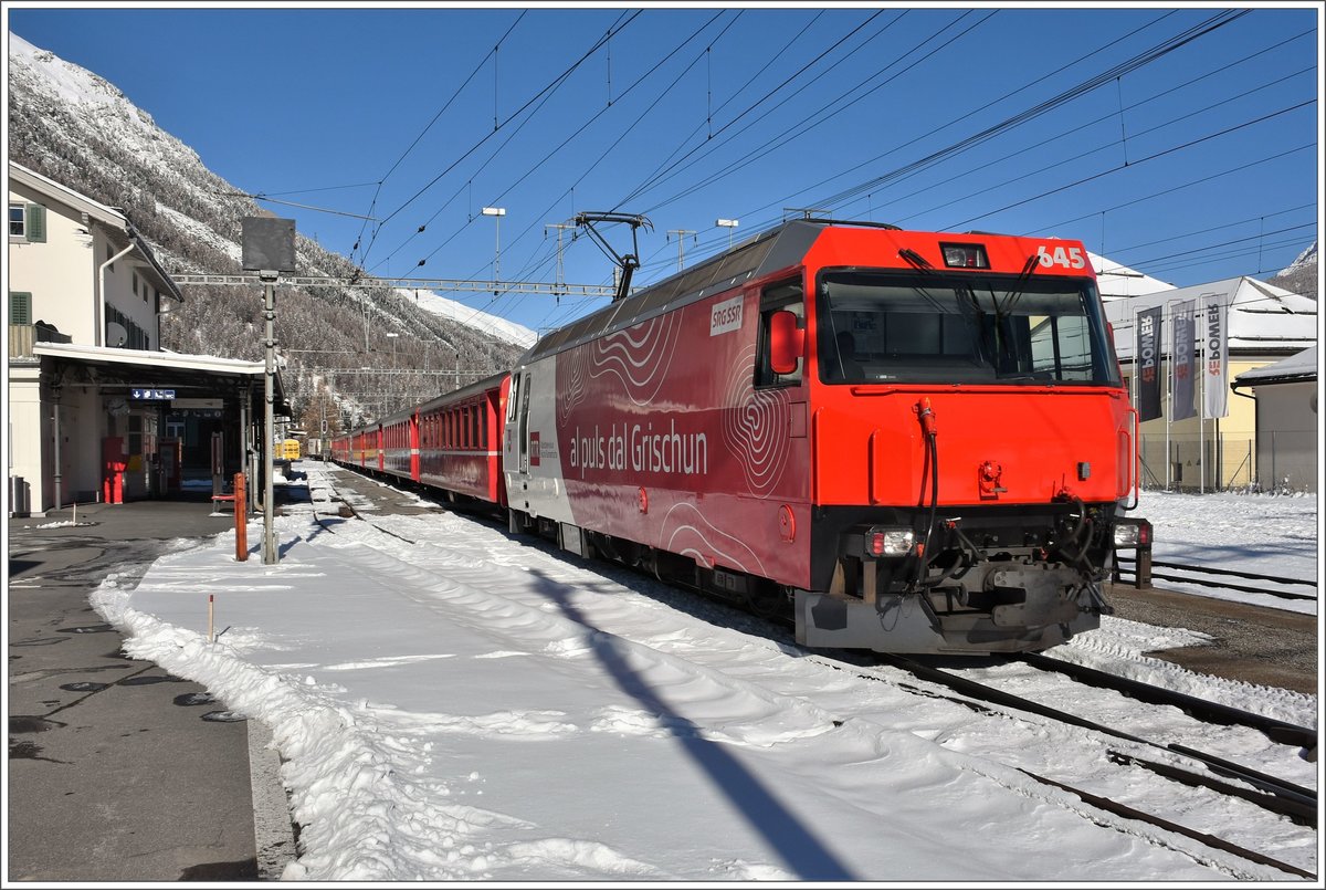 RE1137 mit der Ge 4/4 III 645  Tujetsch  bei der Durchfahrt in Bever. (08.11.2016)