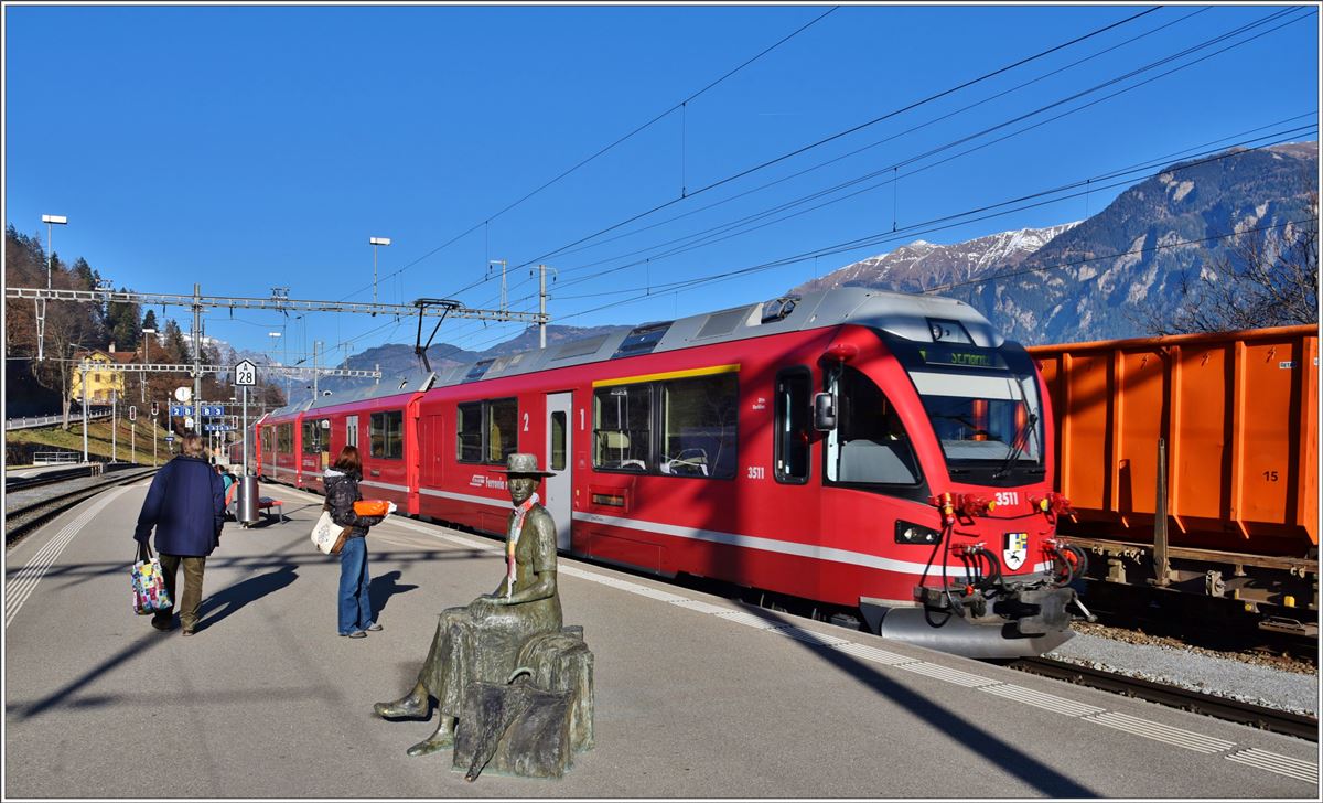 RE1137 nach St.Moritz mit ABe 8/12 3511 passiert die ewig Wartende in Thusis. (21.12.2016)