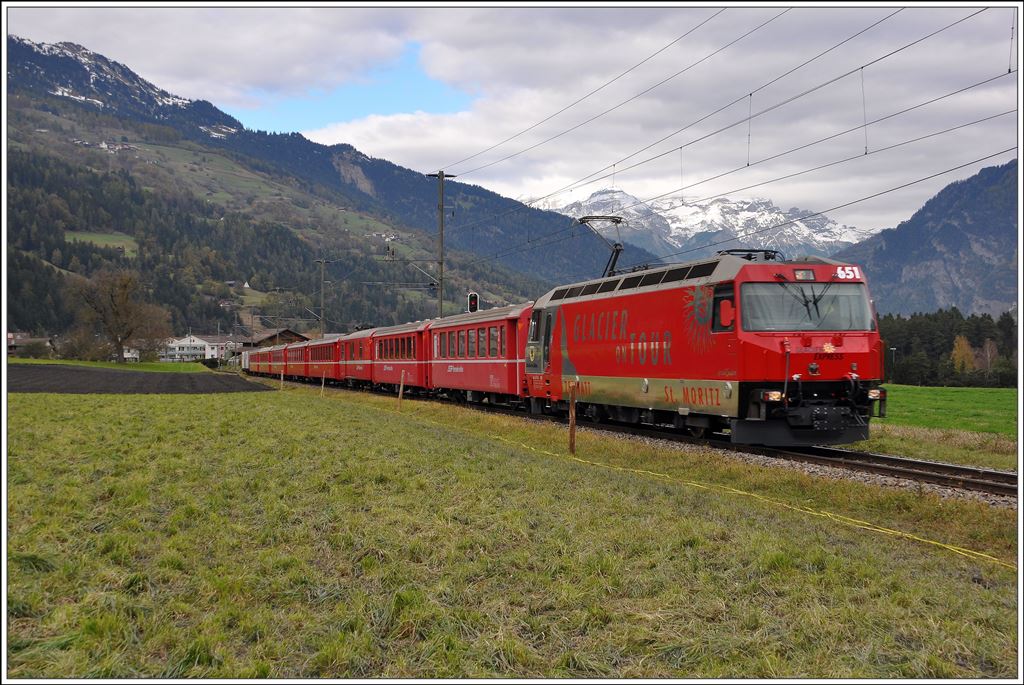 RE1137 nach St.Moritz mit Ge 4/4 III  Fideris  bei Cazis. (30.10.2014)