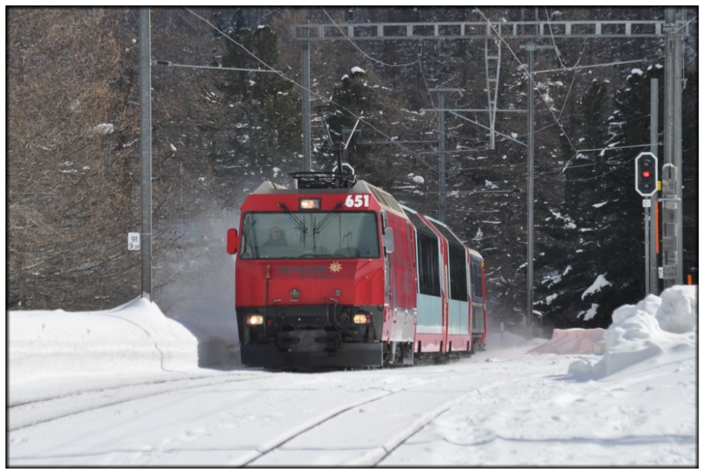RE1140 mit Ge 4/4 III 651  Fideris  saust ohne Halt durch Spinas. (22.02.2014)