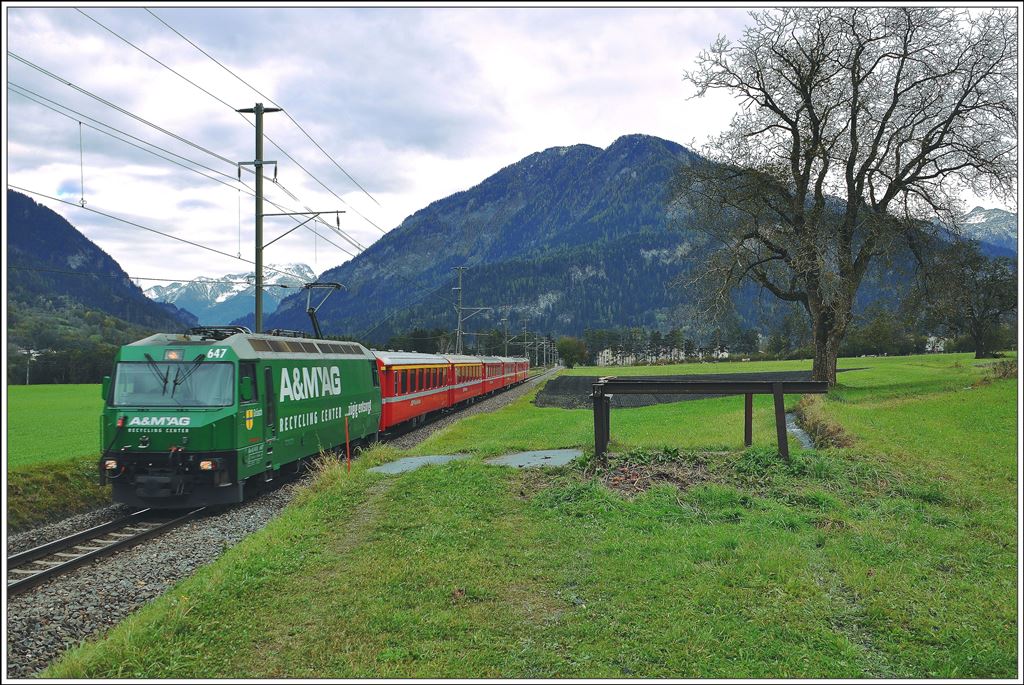 RE1140 mit Ge 4/4 III 647  Grüsch  bei Cazis. (30.10.2014)