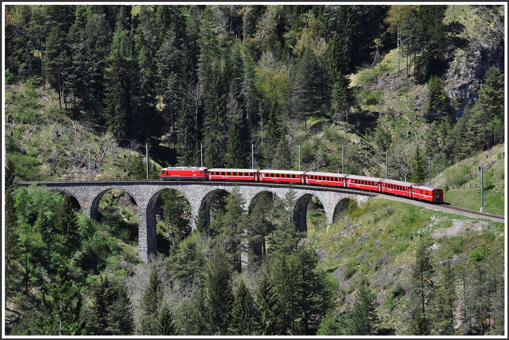 RE1140 mit Ge 4/4 III 648  Susch  auf dem Schmittentobel-Viadukt. (10.05.2015)