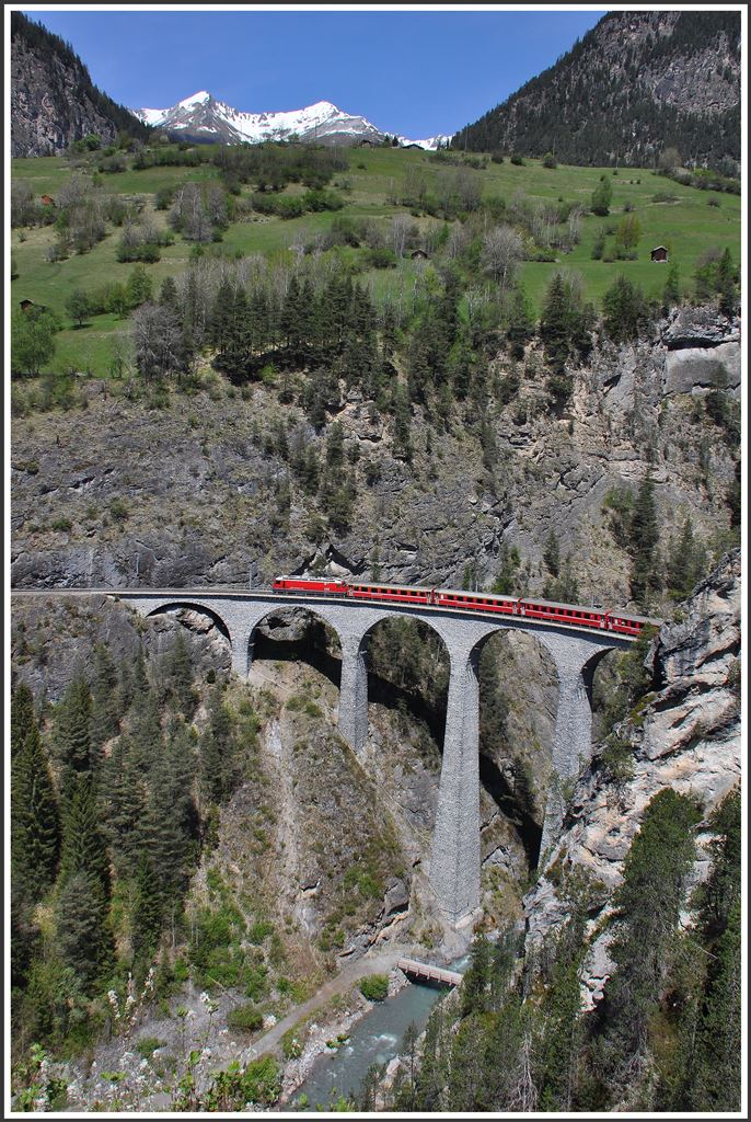 RE1140 mit Ge 4/4 III 648  Susch  auf dem Landwasserviadukt. (10.05.2015)