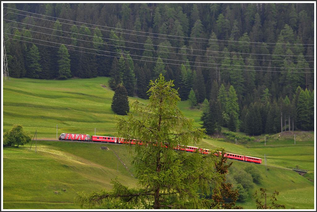 RE1141 mit der Ge 4/4 III 642  Breil/Brigels  oberhalb Bergün. (31.05.2015)