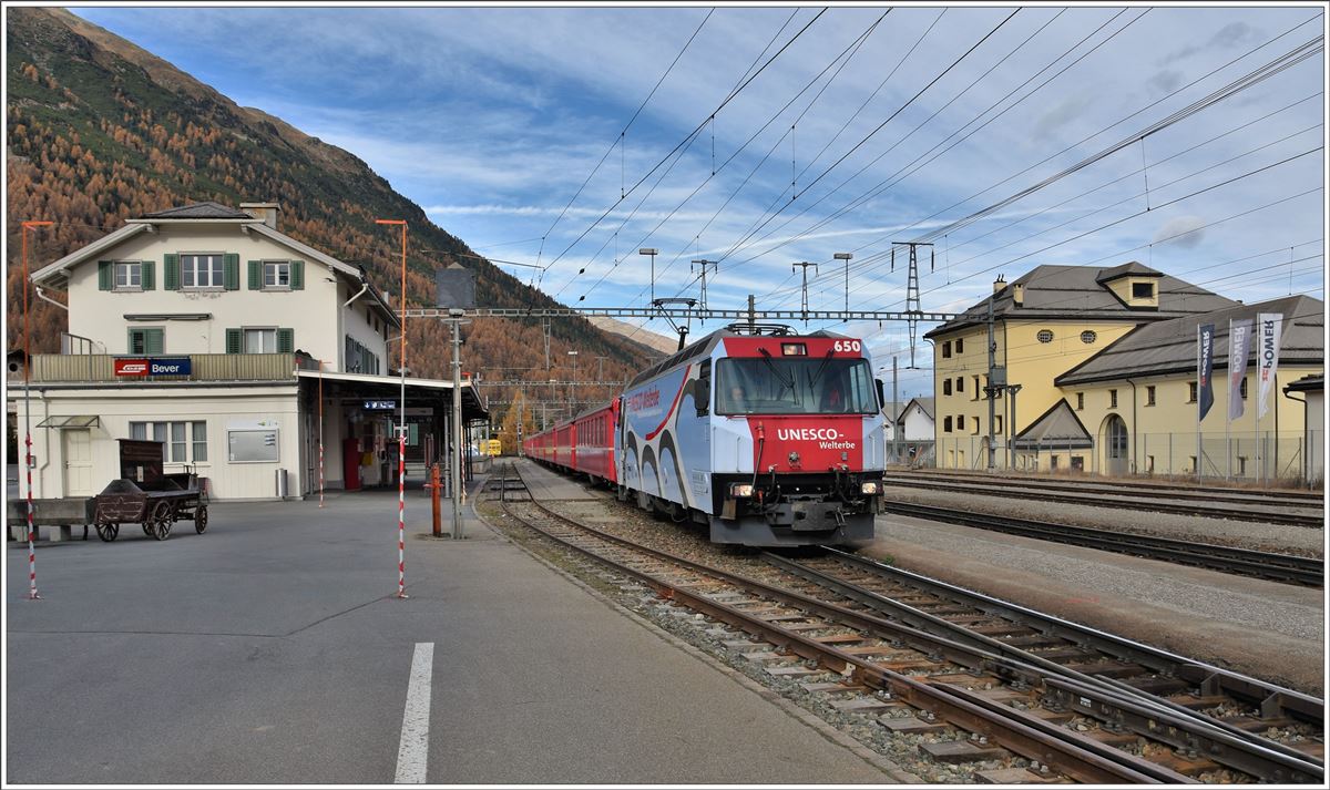 RE1141 mit Ge 4/4 III 650  Seewis-Valzeina  in Bever. (02.11.2016)