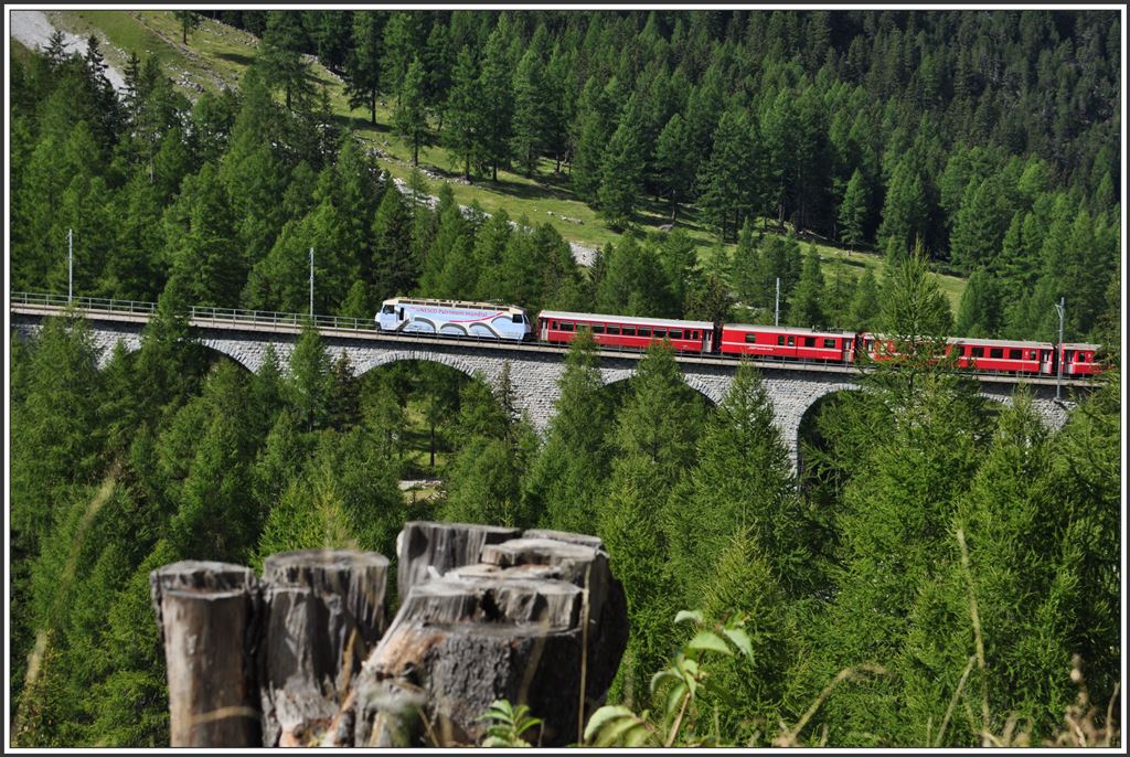 RE1141 nach St.Moritz mit Ge 4/4 III 650  Seewis-Valzeina  dreimal aufgenommen vom gleichen Standpunkt. Hier befindet sich der Zug auf dem Albulaviadukt III. (15.09.2015)