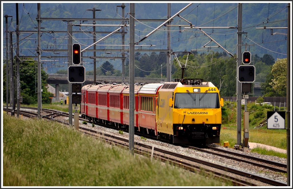 RE1144 mit Ge 4/4 III 644  Savognin  ist bei Felsberg unterwegs von St.Moritz nach Chur. (24.05.2015)