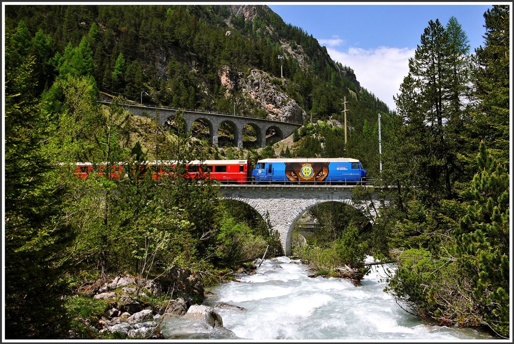 RE1144 mit der Ge 4/4 III 652  Vaz/Obervaz Lenzerheide-Valbella  auf der Albulabrücke I mit Rugnuxviadukt im Hintergrund. (04.06.2015)