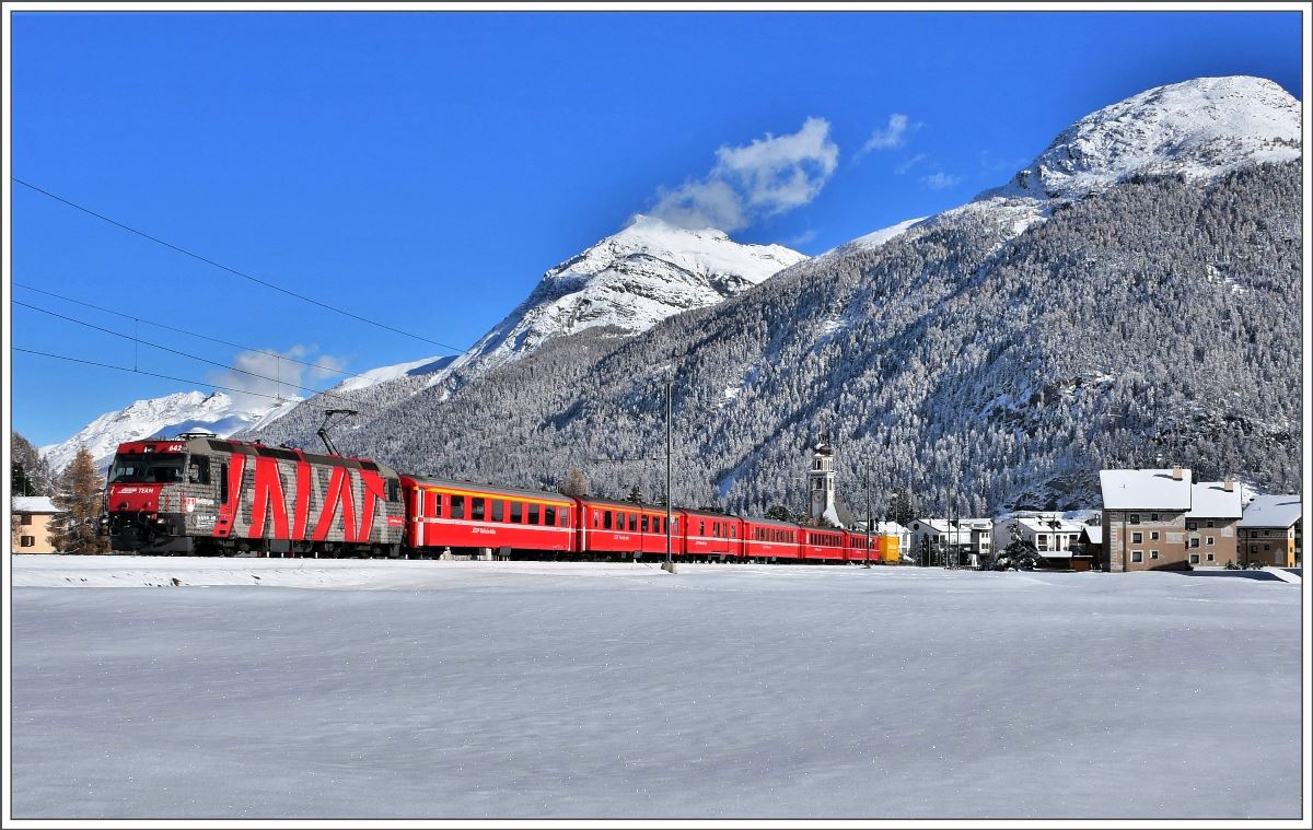 RE1144 nach Chur mit der Ge 4/4 III 642  Breil/Brigels  im Val Bever. (08.11.2016)