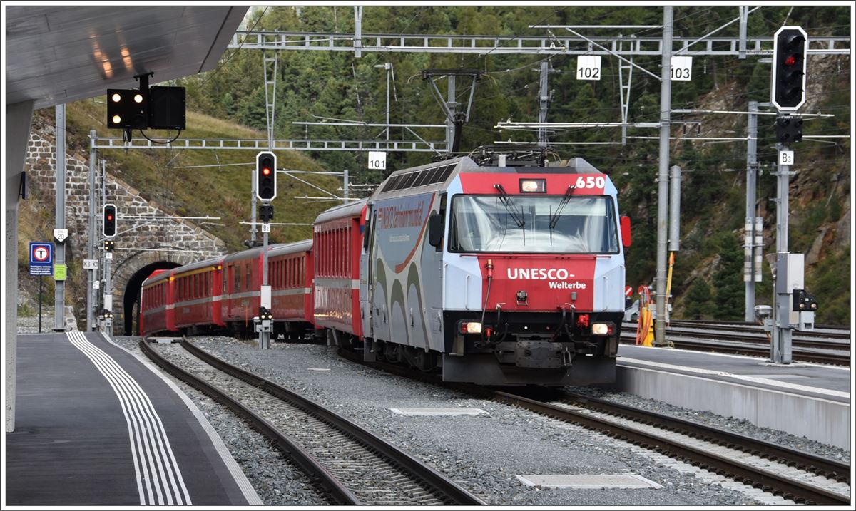 RE1145/GEX900 fährt Schlangenlinie bei der Einfahrt in St.Moritz. (17.09.2017)