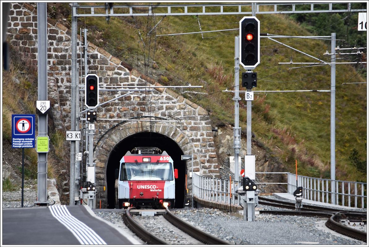 RE1145/GEX900 mit Ge 4/4 III 650  Seewis-Valzeina  tauchen aus dem Argentieritunnel in der Bahnhofeinfahrt von St.Moritz auf. (12.09.2017)