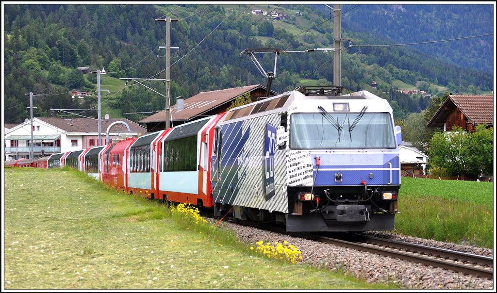 RE1145/GEX900 mit Ge 4/4 III 649  Lavin  in Cazis. (17.05.2014)