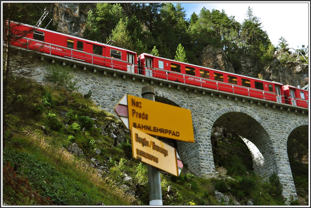 RE1145/GEX900 mit Ge 4/4 III 642  Breil/Brigels  auf dem Rugnux-Viadukt oberhalb von Muot. (15.09.2015)