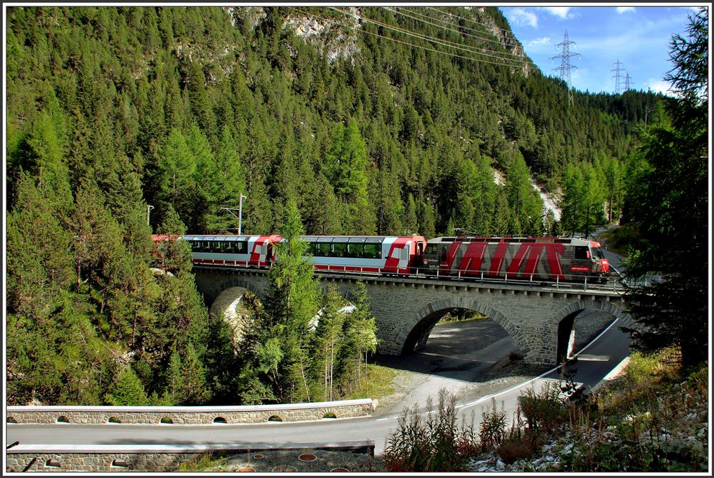 RE1145/GEX900 mit Ge 4/4 III 642  Breil/Brigels  auf der Aöbulabrücke I oberhalb von Muot. (15.09.2015)