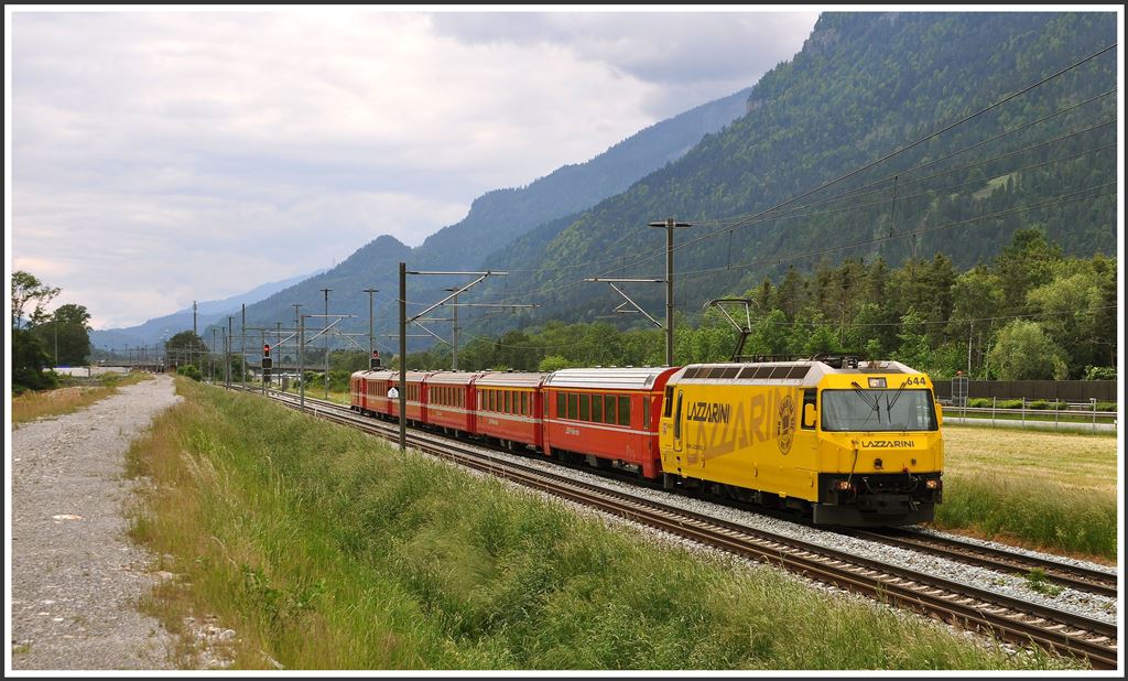 RE1148 mit der Ge 4/4 III 644  Savognin  bei Felsberg. (24.05.2015)