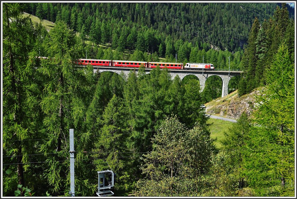 RE1148 mit Ge 4/4 III 641  Maienfeld  auf dem Albulaviadukt III. (15.09.2015)