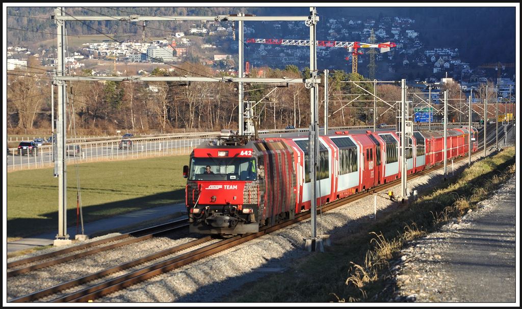 RE1149 mit Ge 4/4 III 642  Breil/Brigels  bei Felsberg. (21.12.2013)