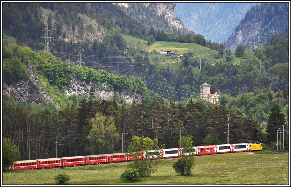 RE1149/GEX902 mit Ge 4/4 III 644  Savognin  mit Schloss Schauenstein Fürstenau bei Cazis. (17.05.2014)
