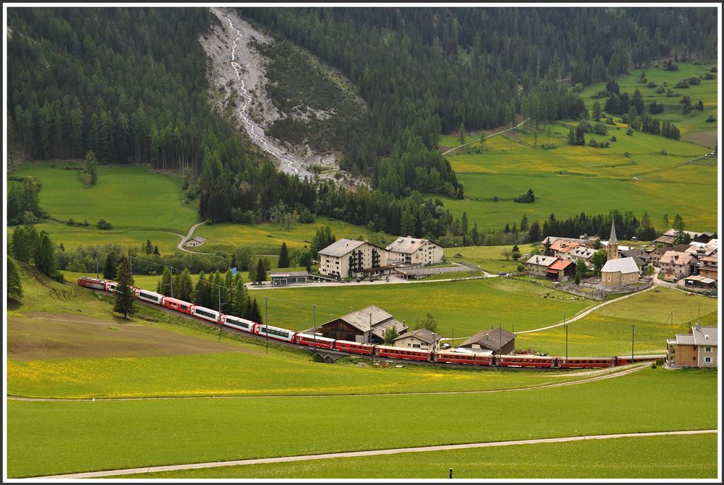 RE1149/GEX902 mit der Ge 4/4 III 645  Tujetsch  auf dem Weg nach St.Moritz oberhalb Bergün. (31.05.2015)