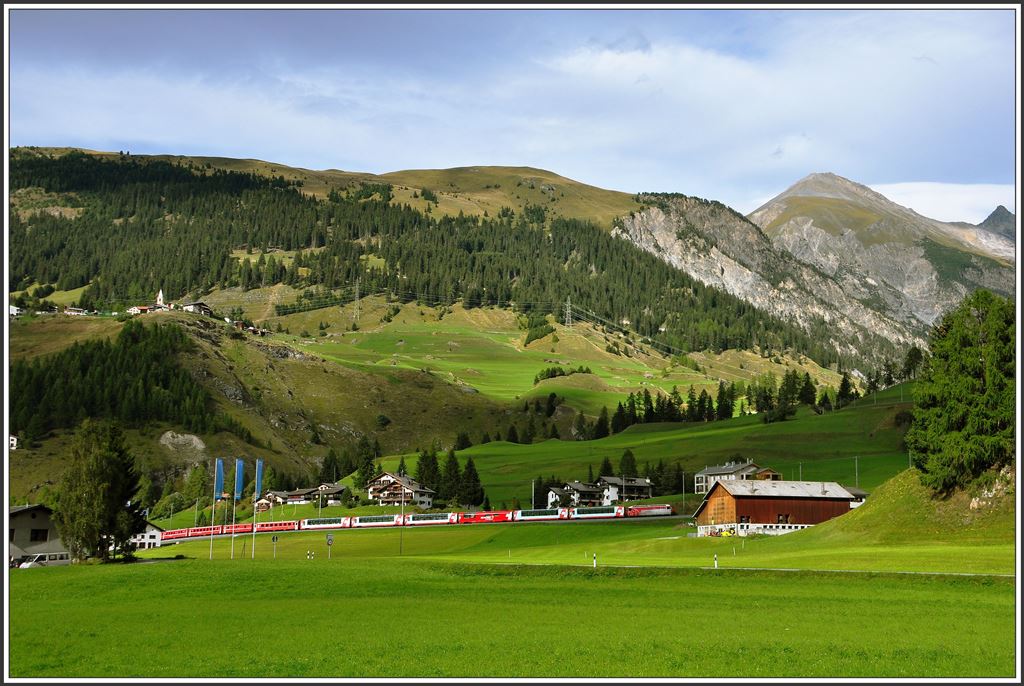 RE1149/GEX902 mit Ge 4/4 III 645  Tujetsch  oberhalb von Bergün. (15.09.2015)