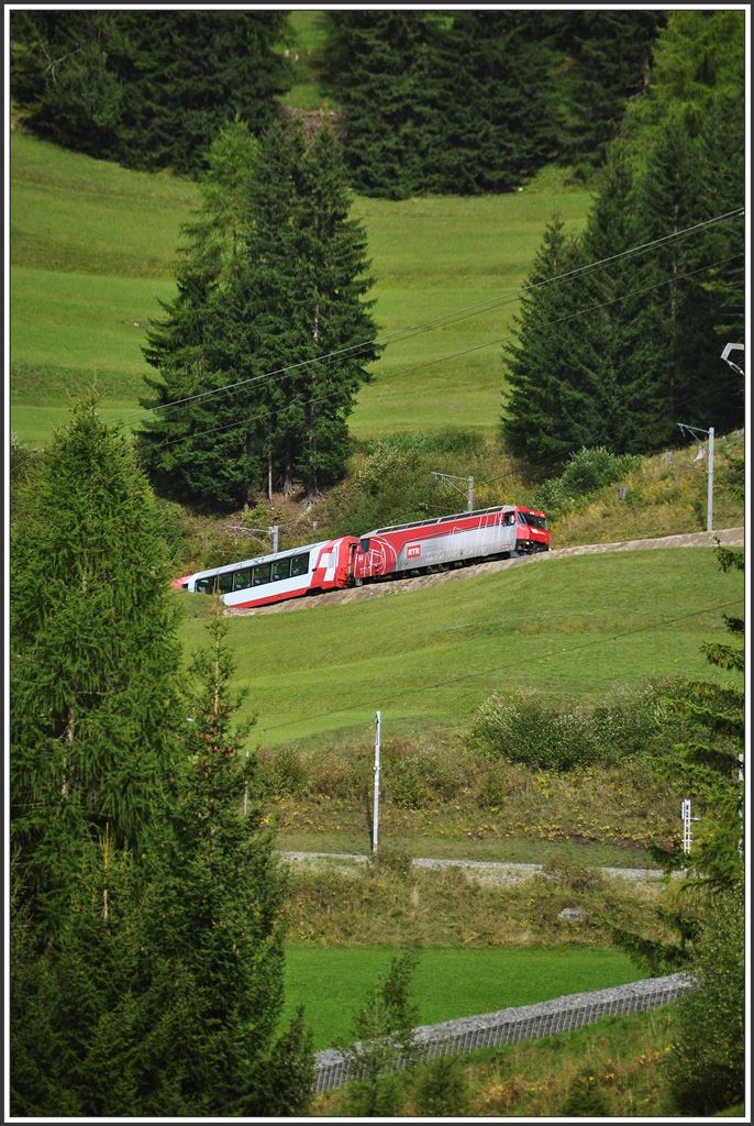 RE1149/GEX902 mit Ge 4/4 III oberhalb Bergün mit allen drei Ebenen. (15.09.2015)