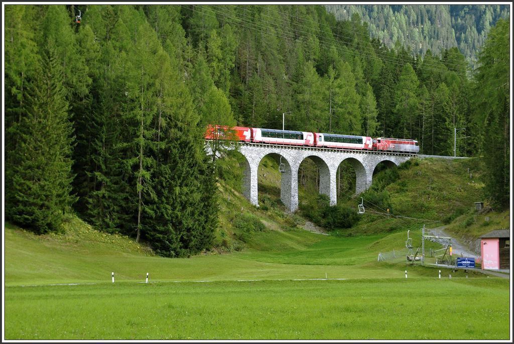 RE1149/GEX902 mit Ge 4/4 III oberhalb Bergün bei der Talstation der Darlux Sesselbahn. (15.09.2015)
