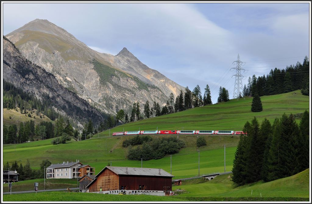 RE1149/GEX902 mit Ge 4/4 III 645  Tujetsch  oberhalb von Bergün. (15.09.2015)