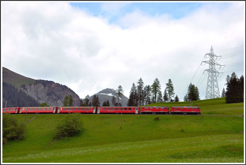 RE1152 mit den Ge 4/4 I 605  Silvretta  und 610  Viamala  oberhalb Bergün. (31.05.2015)