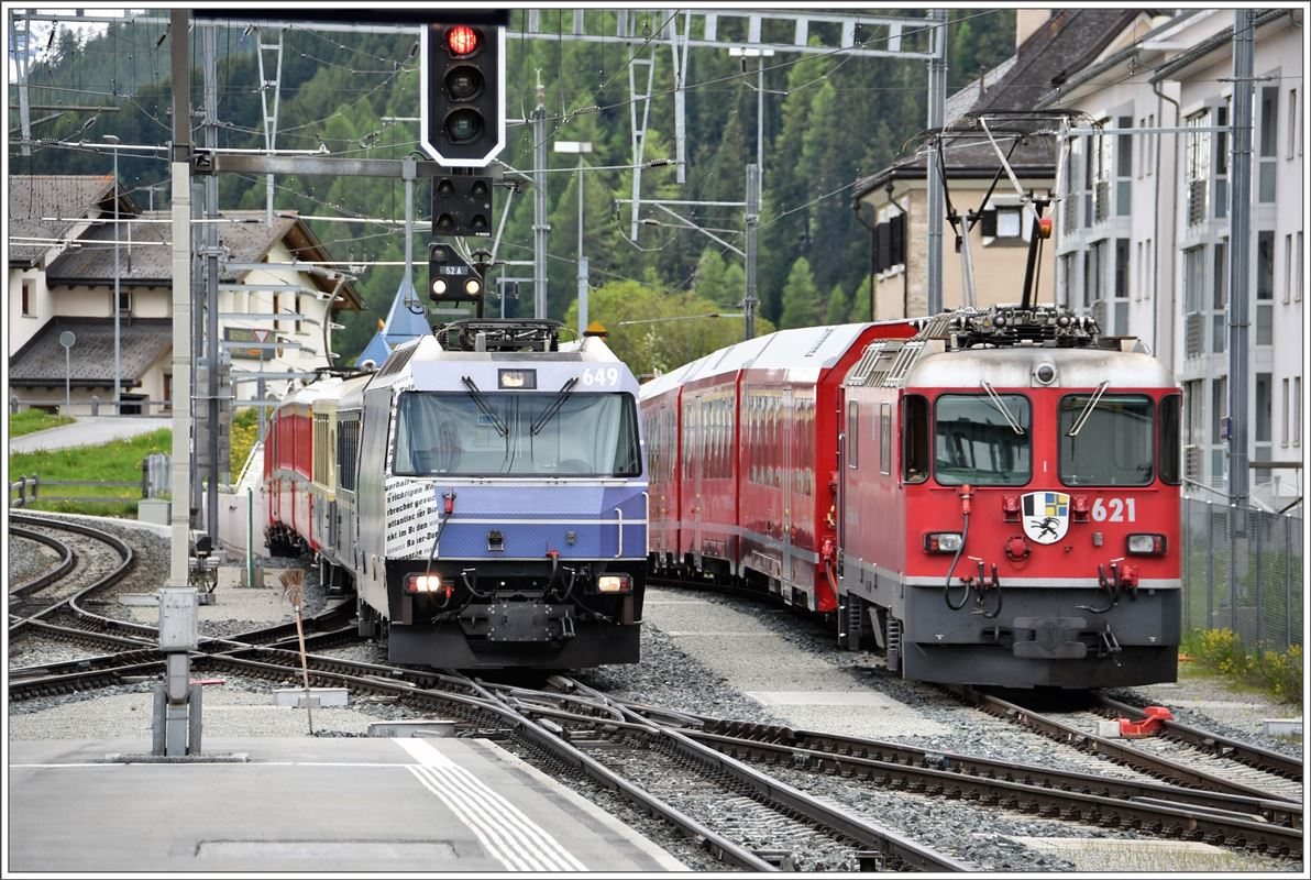 RE1152 mit Ge 4/4 III 649  Lavin  neben Ge 4/4 II 621  Felsberg  in Samedan. (08.06.2016)
