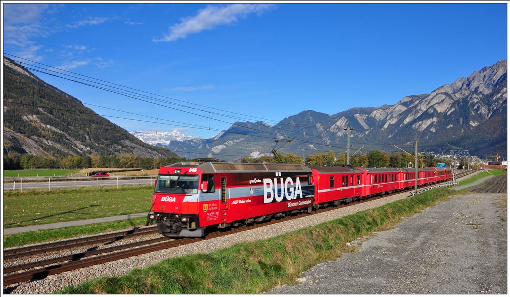 RE1153 mit Ge 4/4 III 646  Sta.Maria/Val Müstair  nach St.Moritz bei Felsberg. (30.10.2014)