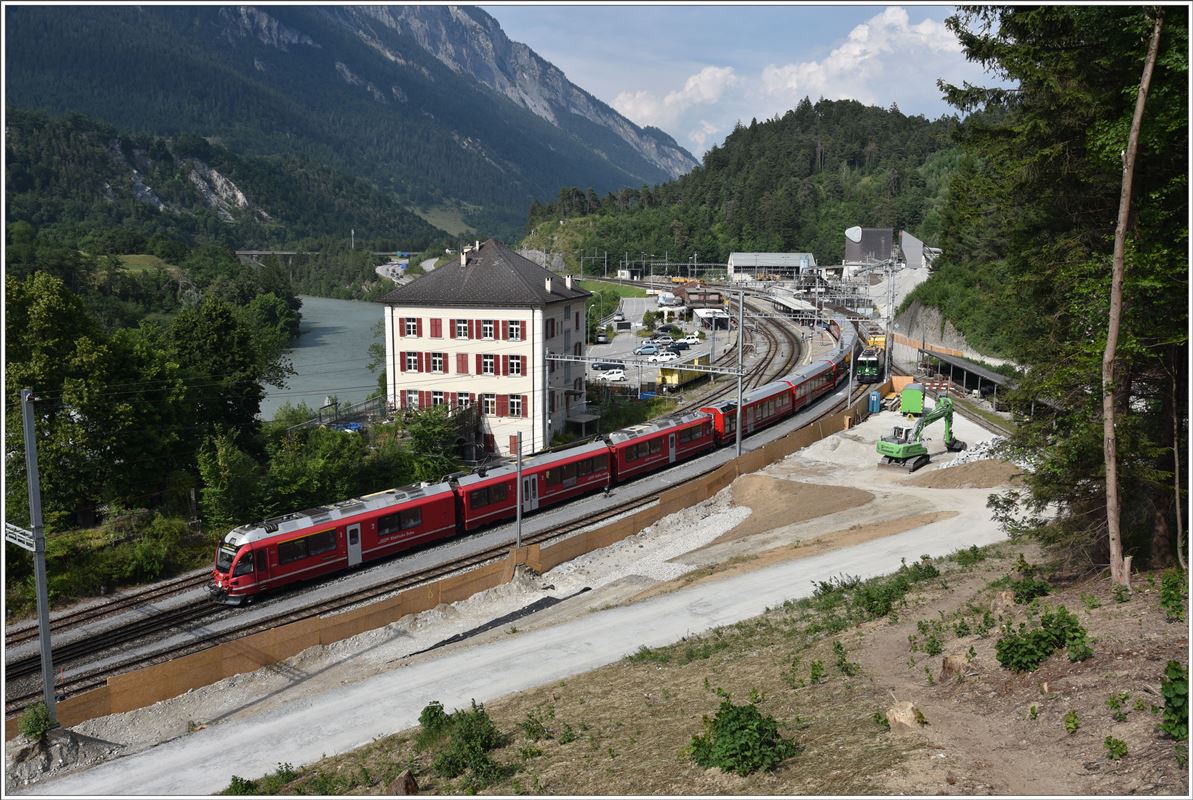 RE1157 nach St.Moritz mit ABe 8/12 3510 verlässt Reichenau-Tamins, während 5757 mit Ge 4/4 II 621  Felsberg  nach Ilanz noch warten muss. im Vordergrund ist schon das Trasse für das zweite Gleis bis zur neuen Rheinbrücke zu erkennen. (23.06.2017)