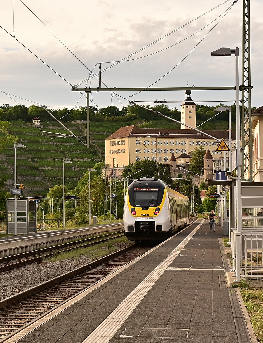 RE12 nach Neckarelz am Abend 13.7.2022 in Gundelsheim am Neckar.