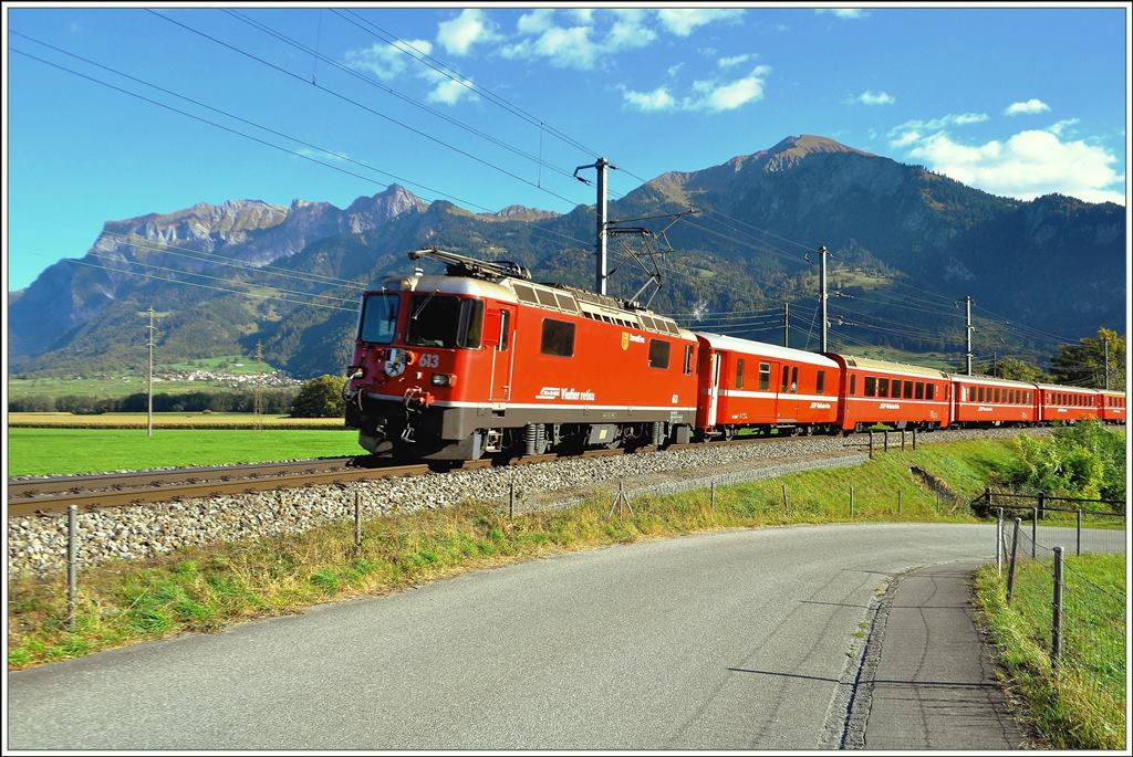 RE1224 aus Scuol/Tarasp mit Ge 4/4 II 613  Domat/Ems  erreicht in Kürze Landquart. Im Hintergrund das Weinbaudorf Jenins mit Falknis, Glegghorn und Vilan. (09.10.2014)