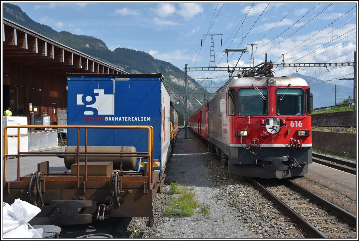 RE1224 mit Ge 4/4 II 616  Filisur  in Haldenstein. (14.07.2020)