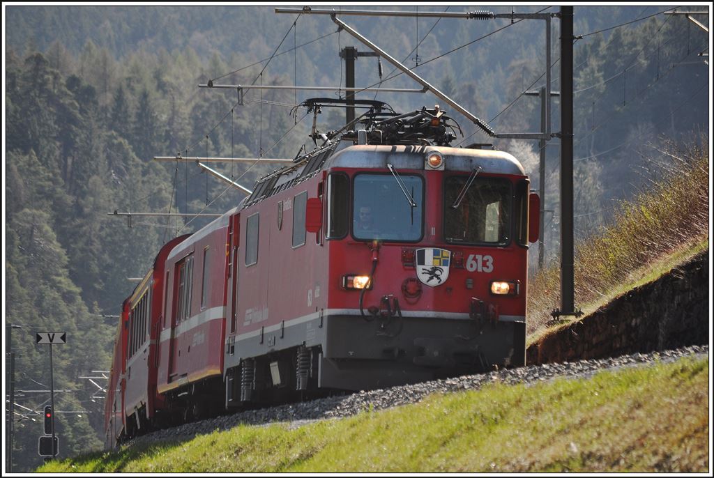 RE1224 mit Ge 4/4 II 613  Domat/Ems  kurz vor der Vorderrheinbrücke bei Tamins. (02.04.2014)